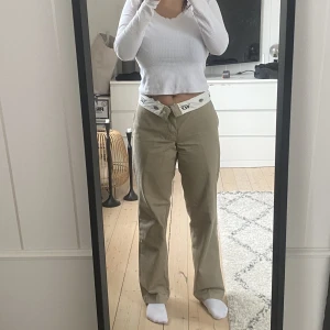 Dickies 874 - Dickies original 874 som tyvärr inte kommer till användning. Skitsnygga både nervikta och inte. Stl 30/32 men skulle säga 29 i midjan när man viker ner! Pris kan diskuteras vid snabb affär!!