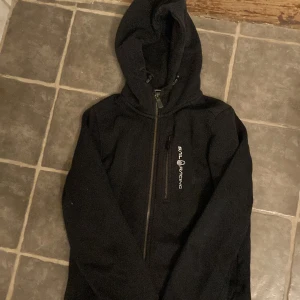Sailracing ziphood - En jättefin sailracing hoodie i storlek 160 men passar väldigt bra på mig som vanligtvis är en S.  Den köptes för 1000kr men jag säljer den för 400kr eller bud💕