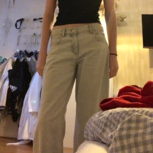 Bagge jeans från mango - Jag säljer dessa jeans från mango för dom är för stora på mig. Dom är väldigt vida. Dom är lågmidjade. Dom är storlek 36 men dom är nog lite mer åt 38 hållet. Jag är en och 178 cm och dom är väldigt långa på mig. Köp genom swish