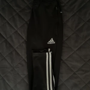 Adidas mjukis - Adidas mjukis i storlek XS! Bra skick💓 100kr köparen står för frakt💓