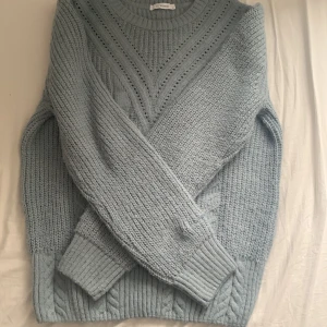 Tröja stickad - Storlek M ifrån LC Waikiki köpte i Turkiet och använde i en dag på flyget. Kan diskutera priset om någon är intresserad. Jag köpte den för ungefär 300kr.