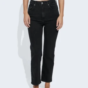 Svarta jeans - Högmidjade jeans från bik bok straight leg, bra skick dock är de inte helt nya men används inte längre. 