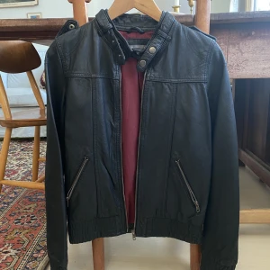 Racer biker jacket Äkta skinn - Superfin racerjacket i 100% äkta skinn. Passar xs/ liten S.  Tveka inte på att höra av dig vid fler frågor💞