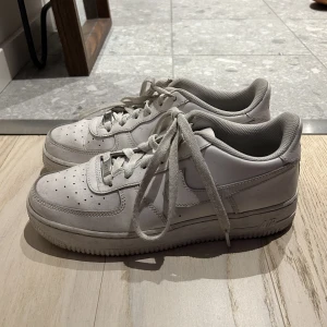 Nike air force 1 - Inte använda allt för mycket, i helt skick.  Gör säkert att tvätta rena, har inte försökt.  Strl 39