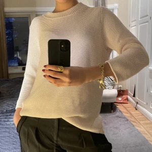 Stickad tröja  - Knappt använd stickad tröja från märket COS Nypris 1000kr, säljer för 200❤️ Storlek L men skulle säga att den passar både som M och S! Så fin verkligen, perfekt som julklapp🫶🎄🫶 