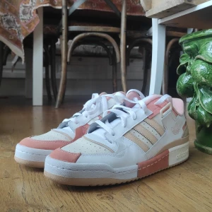 Adidas Originals Forums Laxrosa 44_45 - Säljer skorna pga för små. Köpte dem i Japan och har använt dem två gånger. Säljer dem för halva priset (550kr) limited edition.