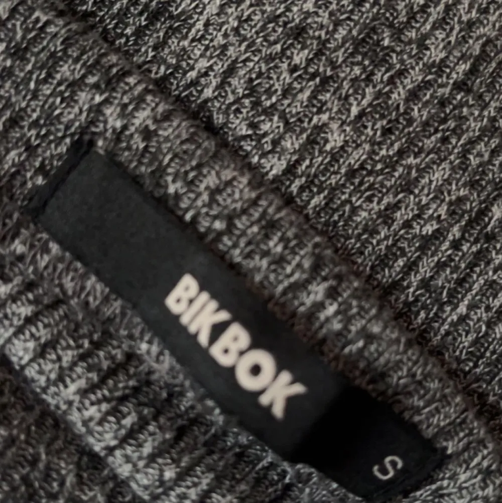 Super fin tröja ifrån bok bok i jätte bra skick använd fåtal gånger, den har som en liten krage och är lite längre i modellen den går ner precis över rumpan. Som ni ser på andra bilden är det som en liten slits nere på tröjan på båda sidorna . Neuletakit & Villapaidat.