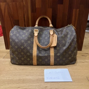 Louis Vuitton Keepall 45 - Tja!   Säljer nu min fina keepall 45 då den används allt för sällan. Fint skick, ingen odör, repor eller liknande skador!   Självklart äkta, datumkod FL0010  Mvh Emil