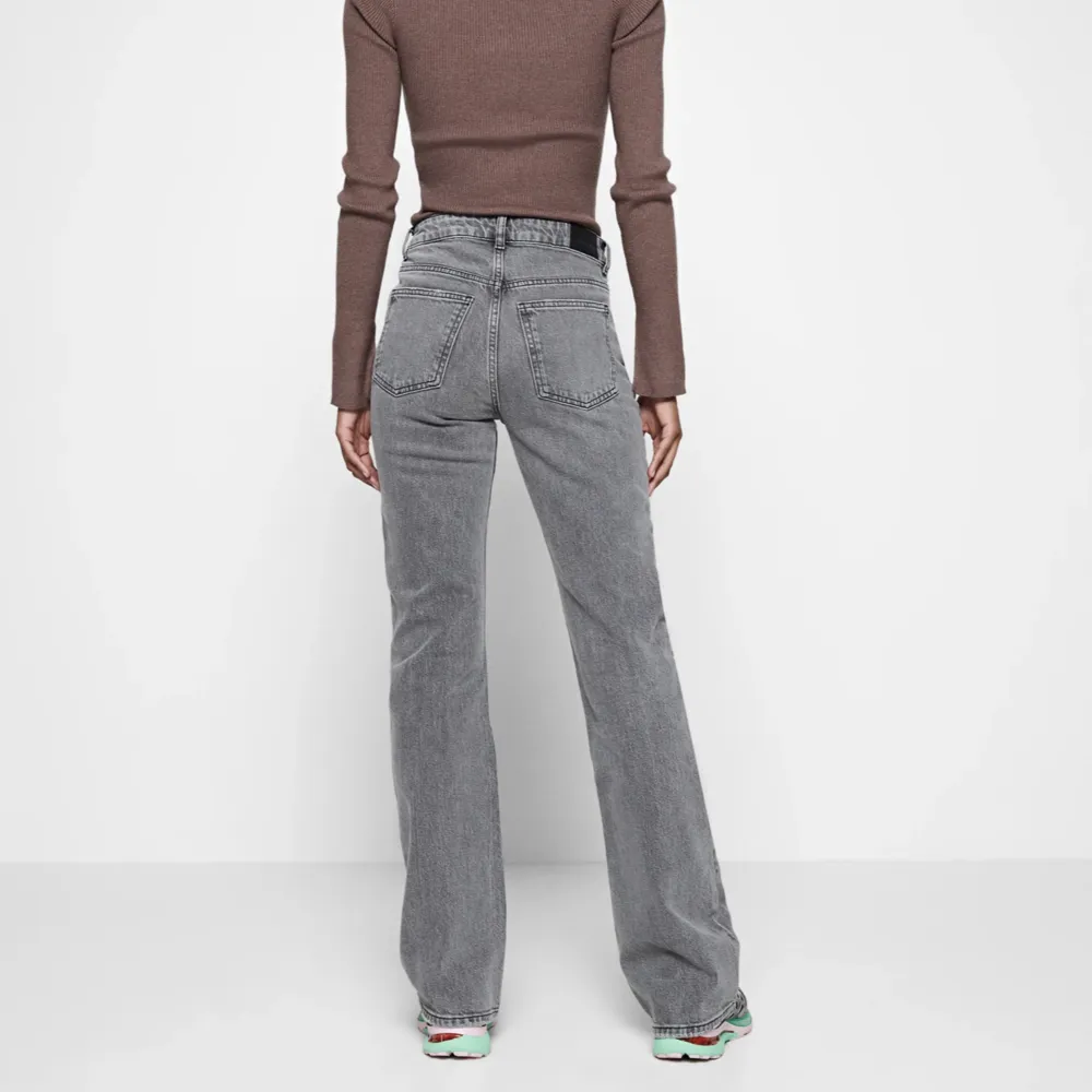 Jätte snygga gråa flared jeans från Gina tricot. Dem Haigh/Mid waist. Säljer pga att dem blivit för små för mig. Köpta för 500kr säljer för 300kr. Dem är i väldigt bra skick (inga hål osv)💕Bilder från hemsidan (skriv för mer bilder)💕. Jeans & Byxor.