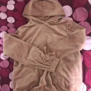 Hoodie  - Den är  matt rosa lite beige. Använd 3 gånger. Original pris: 200 