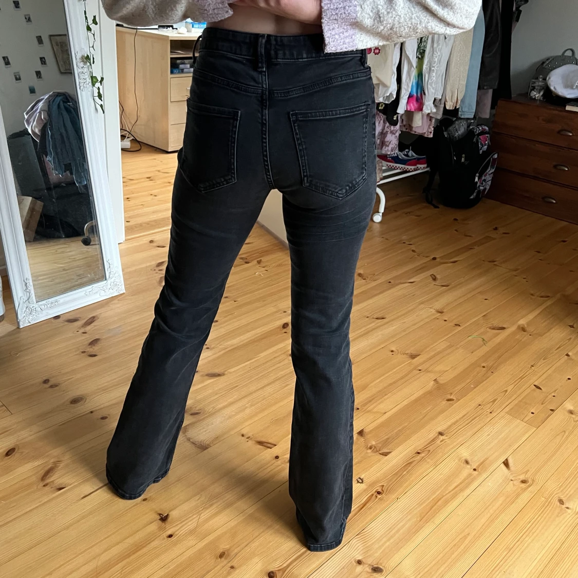 Svarta utsvängda jeans  - 90