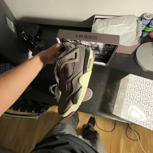 Jordan 4 Ma Maniére Violet Ore  - All OG✅ Deadstock✅kvitto finns✅ ställ gärna frågor 😁! Market value ligger på runt 4400 mitt pris är 3299.