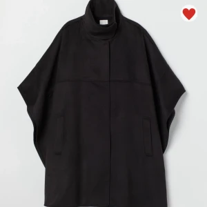 Hm cape - Säljer denna HM cape som inte kommer till användning. Aldrig använd utan bara testad. Köpt för 400kr