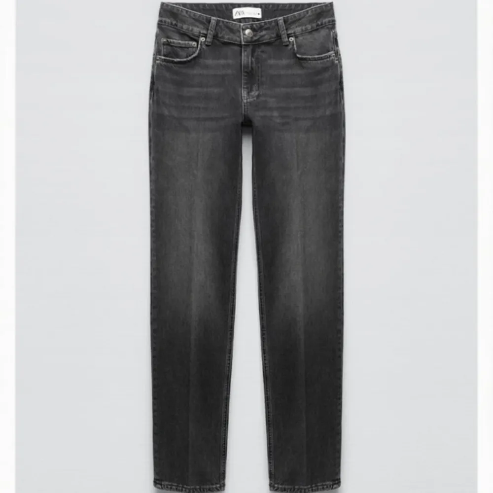 Säljer dessa zara jeans, helt nya och aldrig använt. Storlek 36 och lågmidjade. Jeans & Byxor.