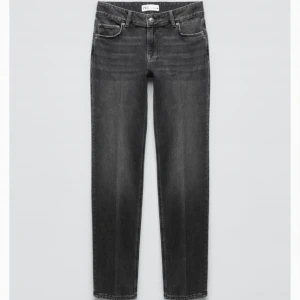 Lågmidjade jeans  - Säljer dessa zara jeans, helt nya och aldrig använt. Storlek 36 och lågmidjade