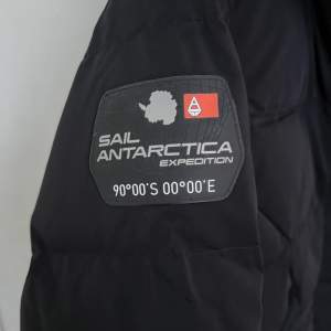 Säljer min Sail Racing jacka i dam strl M. Den är i fint skick då den endast är använd ett fåtal gånger. 1500kr eller högstbjudande.