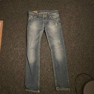 Dondup jeans i storlek 34, rak modell