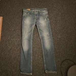 Dondup jeans 34 - Dondup jeans i storlek 34, rak modell