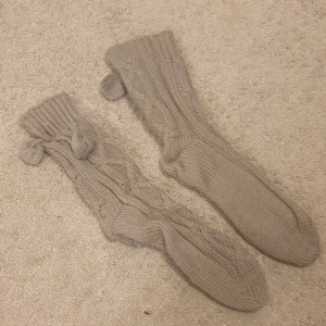 Stickade gråa strumpor - Fluffiga gråa strumpor med små bollar vid toppen