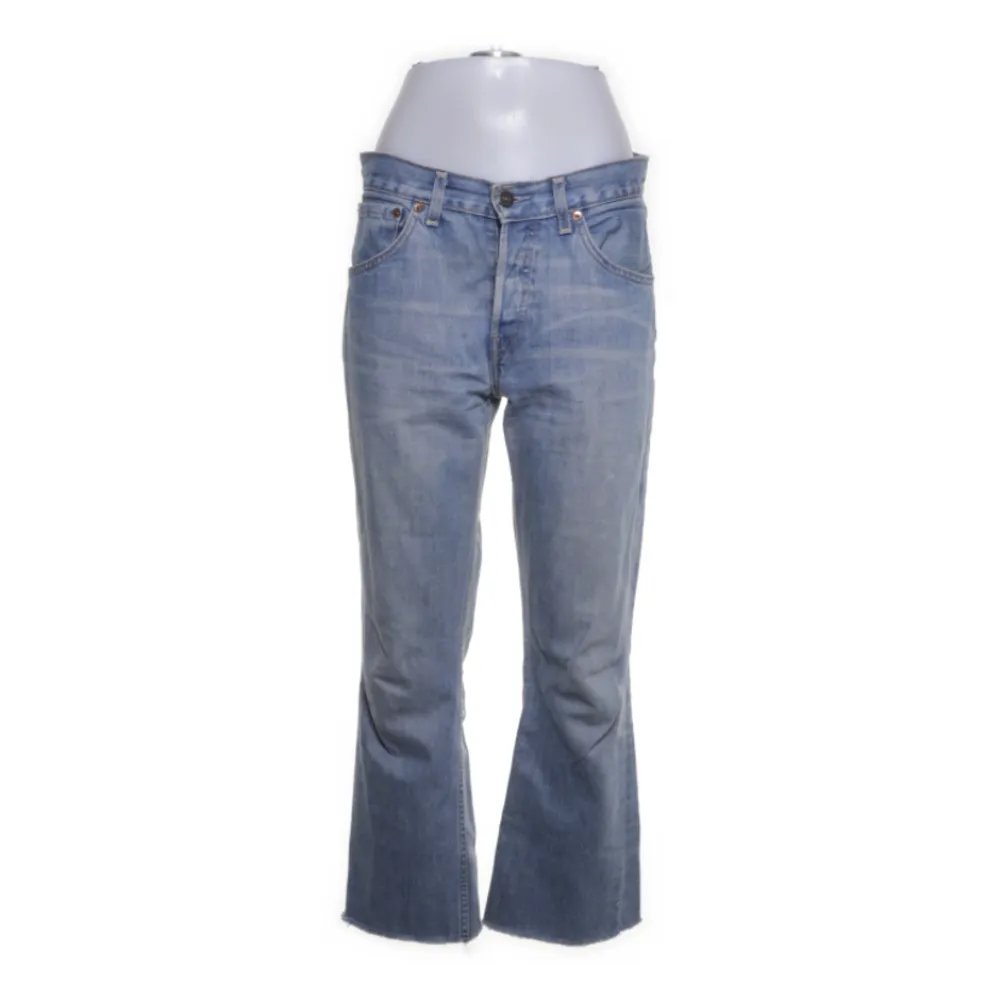 Ett par skit snygga ljusblå Levis jeans med låg midja. Lagom i längden samt storleken på mig som är 160 och brukar bära stl 36/S. Säljer då jag inte finner någon användning tyvärr. 😊. Jeans & Byxor.