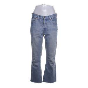 Ett par skit snygga ljusblå Levis jeans med låg midja. Lagom i längden samt storleken på mig som är 160 och brukar bära stl 36/S. Säljer då jag inte finner någon användning tyvärr. 😊