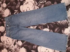 Denna baggy jeans från H&M med strl 40, jag säljer de för att de är ganska stora på mig och inte användbara. De är också i bra skick! Köpte de för 300kr, men säljer de för 200kr.
