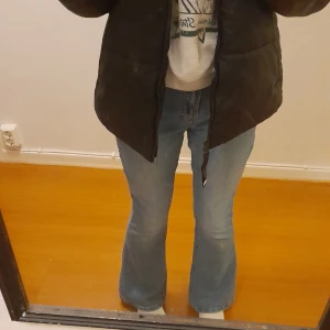 Jeans  - Säljer dom här fina jeansen från Vero moda❤️ dom är super sköna och ser som nya ut i skick. Tyvärr för stora för mig. Jag är ungefär 1,64 och de passar mig i längden. TRYCK INTE PÅ "KÖP NU". Jag tar endast swish. 