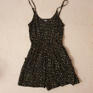 Jumpsuit  - Svart jumpsuit med små gulliga blommor på. Köparen står för frakten 💕 skriv om du har frågor!
