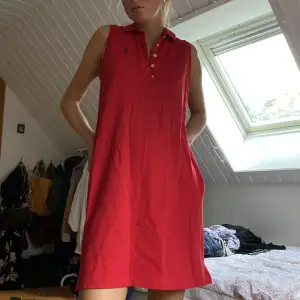 så söt vintage ralph lauren klänning som inte kommit till användning så i mycket gott skick, köpt secondhand! ❤️‍🔥