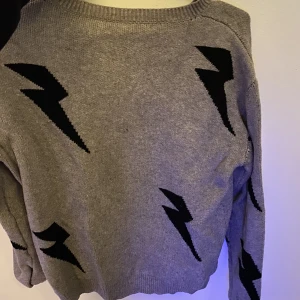 Tröja - Säljer nu denna tröja inga fläckar och är använd 1 gång 