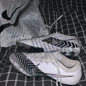Mercurial Vapor 13 Elite - CR7, Mercurial Vapor 13 Elite MDS AG Pro 'Dream Speed - White Black'  Riktigt sköna, använda max 10 gånger. Ser ut som nya. Innersulan riktigt fräsch. För konstgräs.  Mer en intressekoll då jag inte använder dessa just nu.