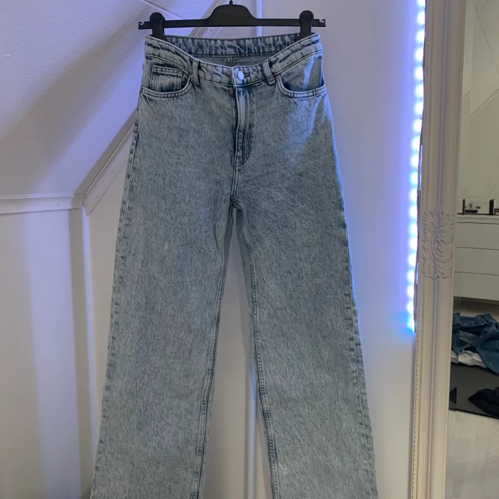 Högmidjade raka jeans från Monki  Nyskick  Midja 27” (ganska långa i benen). Jeans & Byxor.