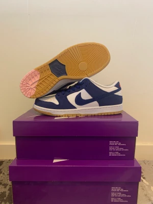 DUNK LOW SB ”LA DODGER” - WTS NIKE SB ”LA DODGER” DS EU 44 / US 10 PRIS: 3099 Meetup i Malmö eller står köparen för frakt.