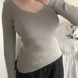 Grå ribbad tröja - Nästan helt oanvänd tröja från H&M som inte kommer till användning 