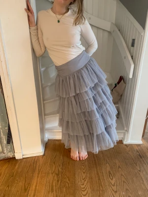 Tyllkjol - Tyllkjol i lila färg (ser lite grå ut på bild). Superfin till nyår/bal eller vidare :) använd en gång! 