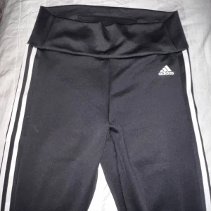 Adidas träningstaights  - Svarta adidas tränings taights. Använda en gång 