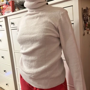 Vit stickad tröja  - Tvättas innan köp pris kan diskuteras 