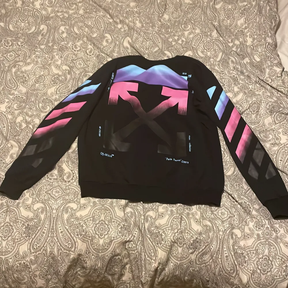 Hej säljer nu min off white crewneck för att jag inte använder den så ofta, köpt på offwhites hem sida för 3500kr, den är i väldigt fin skick 9/10 och är i stlr L passar även folk som har strl M väldigt bra. Tröjor & Koftor.