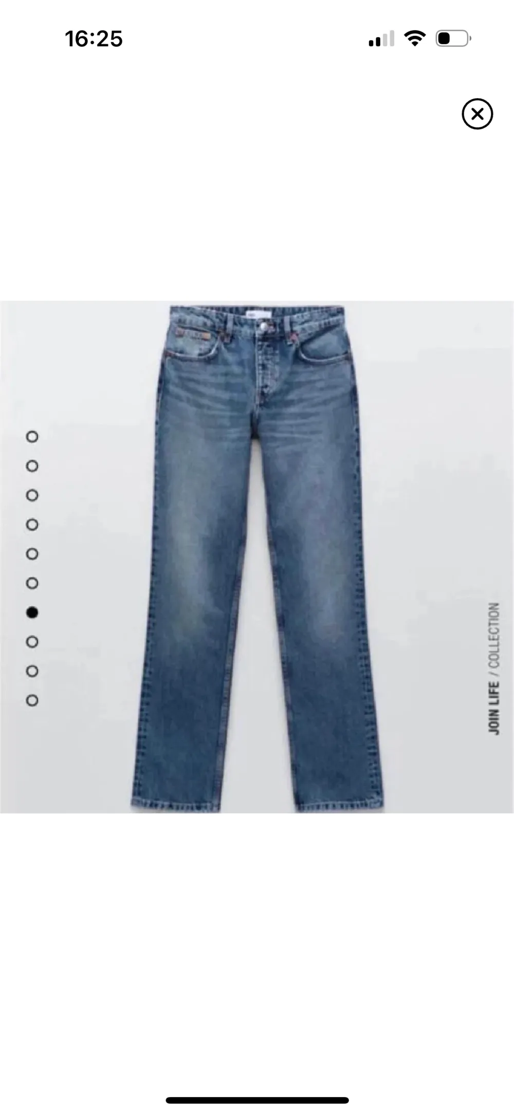 Mörk blå färg på jeansen från zara, mid Rise modellen. Säljer då jag tröttnat på min garderob. Storlek 36. . Jeans & Byxor.