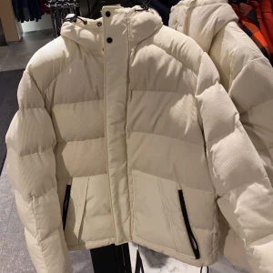 Hugo Boss Jacka - En Jacka köpt på NK förra vintern och använd ett par gånger sedan dess endast. Stor i storleken, passar för dig som gillar oversized,  Storlek L  Kvitto från NK finns Det är en väldigt sällsynt modell som inte går att få tag på.  Kan mötas i sthlm evnt