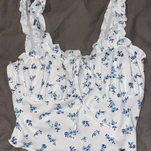 Blommigt linne - Säljer detta super somriga linne som inte var min stil oturligt nog. Aldrig använd så är i perfekt skick🌸💙