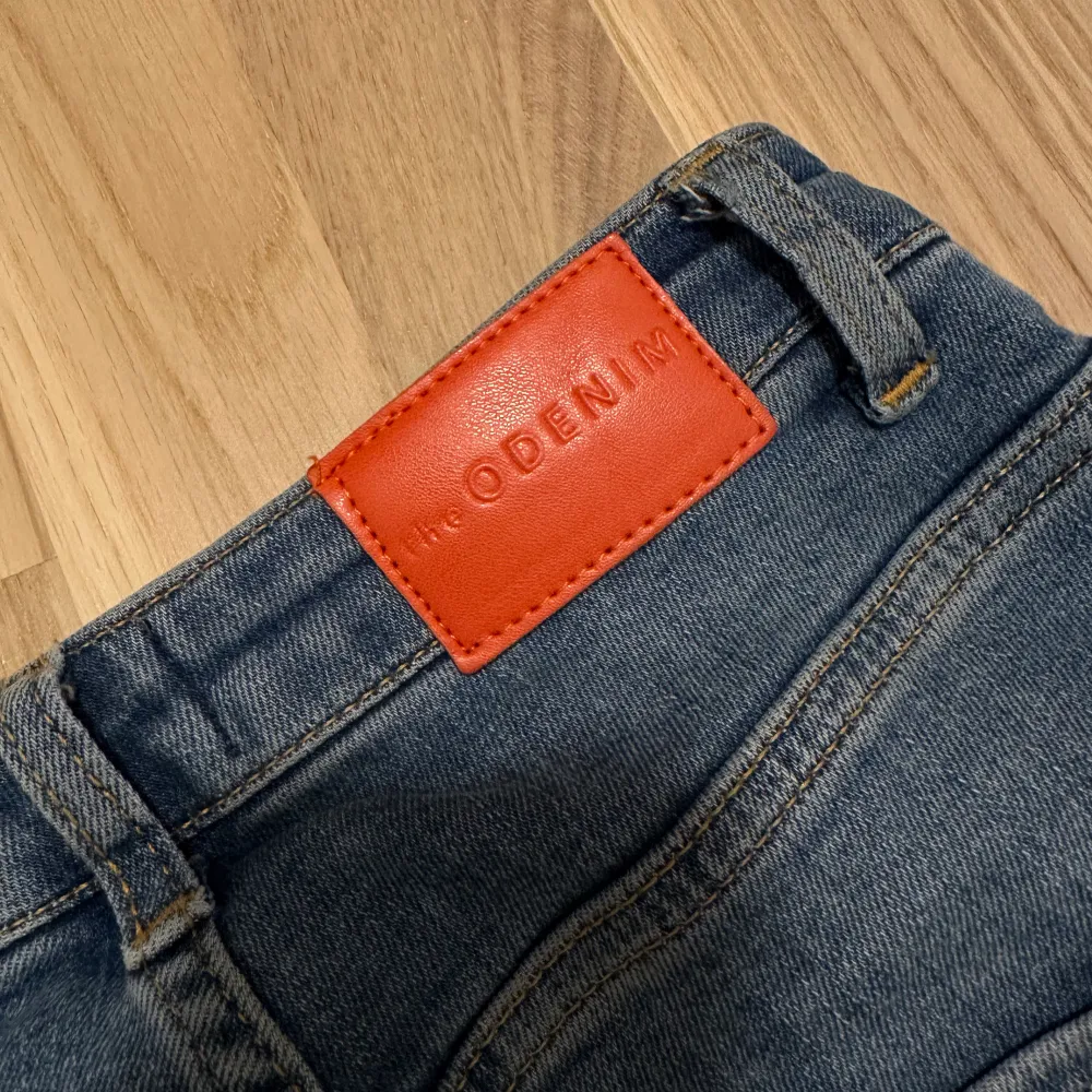 Odenim slit jeans, storlek 34. Använd fåtal gånger och är i jättebra skick. Nypris 1599:-. Jeans & Byxor.