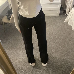 Kostymbyxor - Ett par jätte fina kostymbyxor som är lite stora i modellen. För fler bilder och frågor är det bara att kontakta. Pris går att diskutera