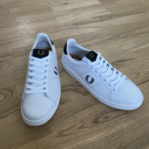 Fred Perry sneakers - Vita Fred Perry sneakers i nyskick. Ni får dem med kartong och lapp. Nypris 1099kr. Fraktar för 66kr eller möts upp i Lund. 