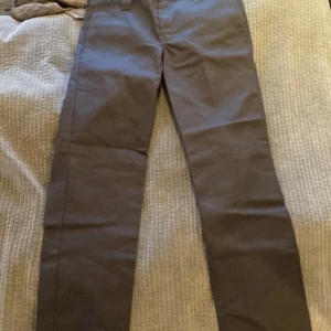 Dickies kostymbyxor - Grå Kostymbyxor i väldigt bra skick 