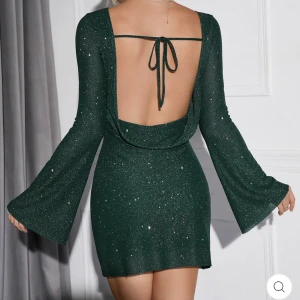 Klänning  - Aldrig använd, grönglittrig klänning i storlek s❤️‍🔥 Ligger på 420kr just nu!