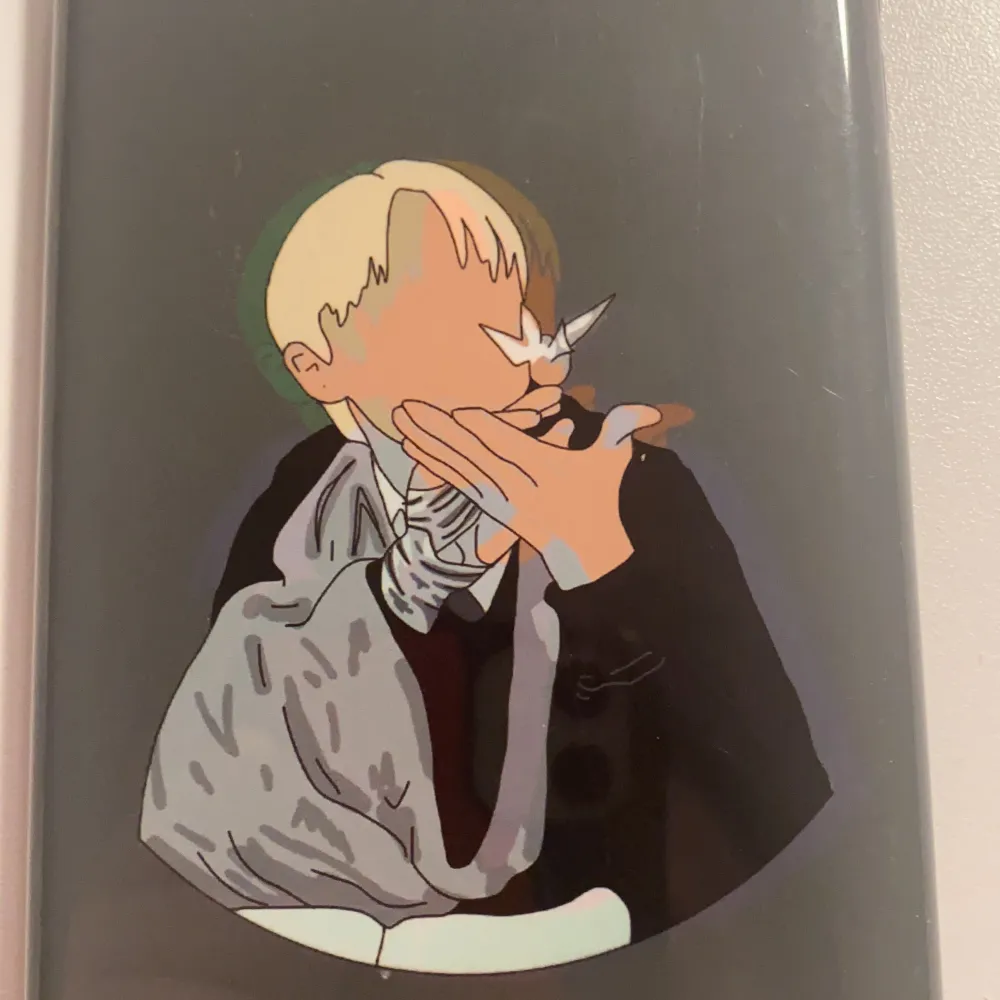 Säljer nu detta draco mobilskal till iPhone 11. Personen på skalet är en person från serien Harry Potter. Den är i väldigt bra skick❤️. Övrigt.