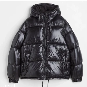 Hm jacka - Säljer denna slutsålda jacka från hm i stolek XS men passar så snyggt på mig som brukar ha m och s💓💓Då det är hög efterfrågan så köps den dirket för 740 plus frakt  kr!!