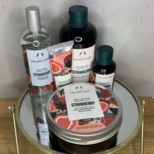 The body shop  - Ett super bra strawberry sett från  THE BODY SHOP ❗️produkterna är helt oöppnat ❗️