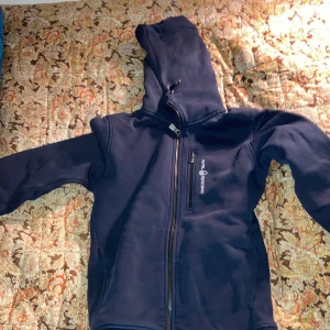 Sail racing hoddie (mörkblå) - Storlek Small. Den är oanvänd. Har inte användit den pga att den var för liten. Skicka gärna bud men 250kr är utgångspriset